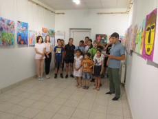 Пъстри рисунки, провокирани от любопитство и въображение, наредиха художниците на Велизар Захариев