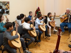 Китаристите на Цветан Радков концертираха в навечерието на Коледните празници