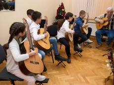 Китаристите на Цветан Радков концертираха в навечерието на Коледните празници