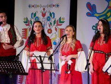 Коледен благослов с музика, песен и танц – читалищният концерт на Школата по народно пеене и Детския фолклорен ансамбъл „Развитие”