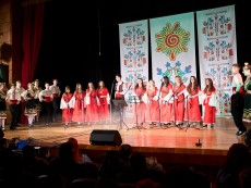 Коледен благослов с музика, песен и танц – читалищният концерт на Школата по народно пеене и Детския фолклорен ансамбъл „Развитие”