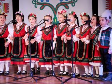 Коледен благослов с музика, песен и танц – читалищният концерт на Школата по народно пеене и Детския фолклорен ансамбъл „Развитие”