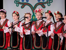Коледен благослов с музика, песен и танц – читалищният концерт на Школата по народно пеене и Детския фолклорен ансамбъл „Развитие”