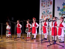 Коледен благослов с музика, песен и танц – читалищният концерт на Школата по народно пеене и Детския фолклорен ансамбъл „Развитие”