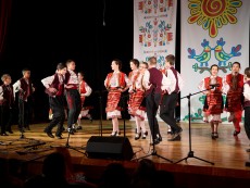 Коледен благослов с музика, песен и танц – читалищният концерт на Школата по народно пеене и Детския фолклорен ансамбъл „Развитие”