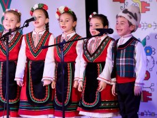 Коледен благослов с музика, песен и танц – читалищният концерт на Школата по народно пеене и Детския фолклорен ансамбъл „Развитие”