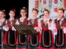 Коледен благослов с музика, песен и танц – читалищният концерт на Школата по народно пеене и Детския фолклорен ансамбъл „Развитие”