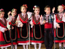 Коледен благослов с музика, песен и танц – читалищният концерт на Школата по народно пеене и Детския фолклорен ансамбъл „Развитие”
