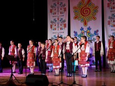 Коледен благослов с музика, песен и танц – читалищният концерт на Школата по народно пеене и Детския фолклорен ансамбъл „Развитие”