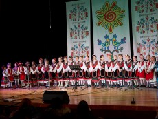 Коледен благослов с музика, песен и танц – читалищният концерт на Школата по народно пеене и Детския фолклорен ансамбъл „Развитие”