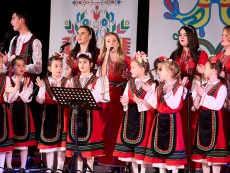 Коледен благослов с музика, песен и танц – читалищният концерт на Школата по народно пеене и Детския фолклорен ансамбъл „Развитие”