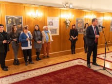 В Народното събрание откриха фотоизложба „Изоставените….” на читалищния фотоклуб „Севлиево”