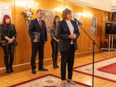 В Народното събрание откриха фотоизложба „Изоставените….” на читалищния фотоклуб „Севлиево”