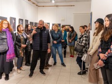 Игра с цветовете в различни въздействащи сюжети отразяват в „По тъмно” любителите фотографи
