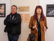 Игра с цветовете в различни въздействащи сюжети отразяват в „По тъмно” любителите фотографи