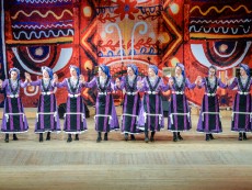 Коледен благослов с фолклор и традиции – концертът на ансамблите на Севлиево, Габрово и Трявна