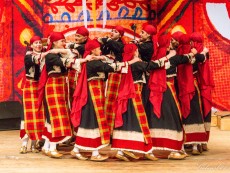 Коледен благослов с фолклор и традиции – концертът на ансамблите на Севлиево, Габрово и Трявна