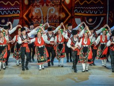 Коледен благослов с фолклор и традиции – концертът на ансамблите на Севлиево, Габрово и Трявна