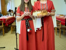 На седянка „Бабо, попей ми” внучета и баби празнуваха Бабинден