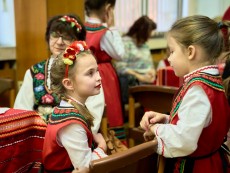 На седянка „Бабо, попей ми” внучета и баби празнуваха Бабинден