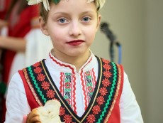 На седянка „Бабо, попей ми” внучета и баби празнуваха Бабинден