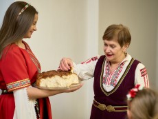 На седянка „Бабо, попей ми” внучета и баби празнуваха Бабинден