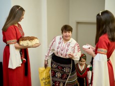 На седянка „Бабо, попей ми” внучета и баби празнуваха Бабинден