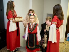 На седянка „Бабо, попей ми” внучета и баби празнуваха Бабинден
