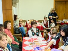 На седянка „Бабо, попей ми” внучета и баби празнуваха Бабинден