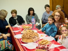 На седянка „Бабо, попей ми” внучета и баби празнуваха Бабинден
