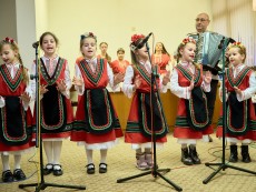 На седянка „Бабо, попей ми” внучета и баби празнуваха Бабинден