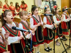 На седянка „Бабо, попей ми” внучета и баби празнуваха Бабинден