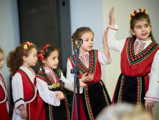 На седянка „Бабо, попей ми” внучета и баби празнуваха Бабинден