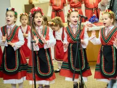 На седянка „Бабо, попей ми” внучета и баби празнуваха Бабинден