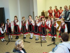 На седянка „Бабо, попей ми” внучета и баби празнуваха Бабинден