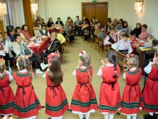 На седянка „Бабо, попей ми” внучета и баби празнуваха Бабинден