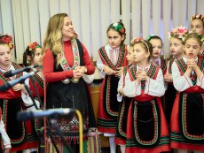 На седянка „Бабо, попей ми” внучета и баби празнуваха Бабинден