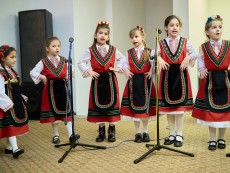 На седянка „Бабо, попей ми” внучета и баби празнуваха Бабинден