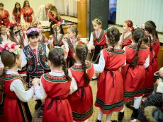 На седянка „Бабо, попей ми” внучета и баби празнуваха Бабинден