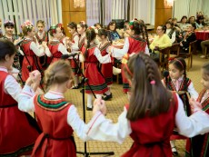 На седянка „Бабо, попей ми” внучета и баби празнуваха Бабинден