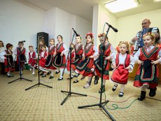 На седянка „Бабо, попей ми” внучета и баби празнуваха Бабинден