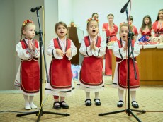 На седянка „Бабо, попей ми” внучета и баби празнуваха Бабинден
