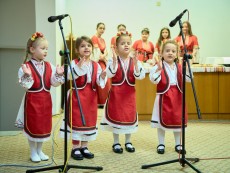 На седянка „Бабо, попей ми” внучета и баби празнуваха Бабинден