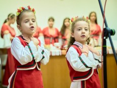 На седянка „Бабо, попей ми” внучета и баби празнуваха Бабинден