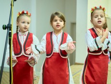 На седянка „Бабо, попей ми” внучета и баби празнуваха Бабинден
