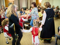 На седянка „Бабо, попей ми” внучета и баби празнуваха Бабинден