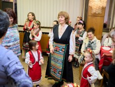 На седянка „Бабо, попей ми” внучета и баби празнуваха Бабинден