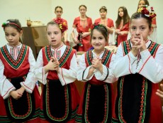 На седянка „Бабо, попей ми” внучета и баби празнуваха Бабинден