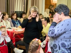 На седянка „Бабо, попей ми” внучета и баби празнуваха Бабинден