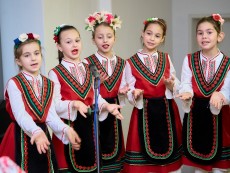 На седянка „Бабо, попей ми” внучета и баби празнуваха Бабинден
